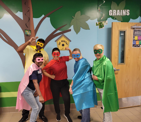 MCSD_FNS's tweet photo. The Food and Nutrition Service department had a spooktacular good time celebrating Halloween in cafeterias across Manatee! #tratytalk #schoollunchrocks #ManateeSchoolsGoodNews https://t.co/L4jQ1jkDNA