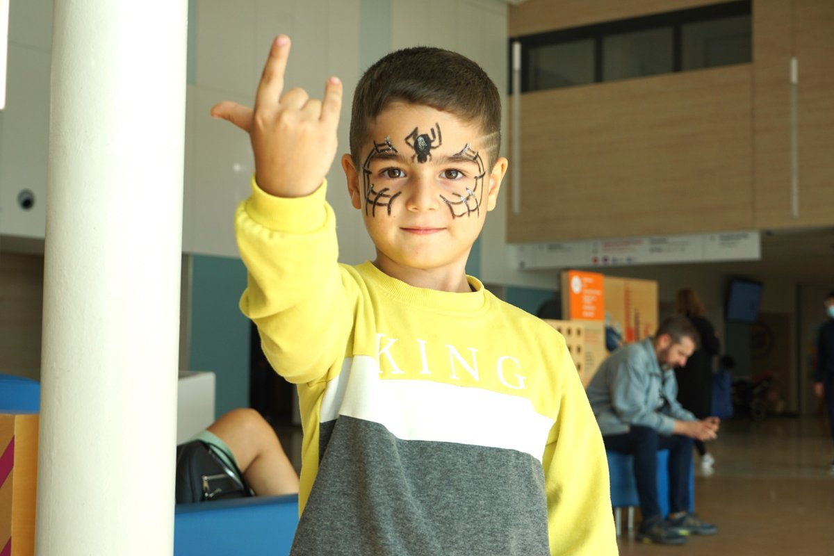 SJDbarcelona_es's tweet photo. Hoy os enseñamos cómo algunos de nuestros pacientes celebran la castañada y Halloween.

Tradición y diversión hoy en el hospital.

🌰🎃🍁🕷️

Una vez más gracias a todo el personal del hospital que lo hace posible.👏 https://t.co/tao659VDMl