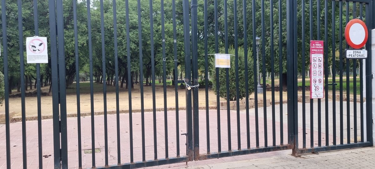 DanniGordillo's tweet photo. @Ayto_Sevilla me parece correcto y coherente cerrar los parques publicos debido a inclemencias meteorológicas, pero que despues de 2 semanas siga el parque cerrado porque los operarios sean unos vagos.... Es de poca vergüenza!!! https://t.co/4iAcTIdOnp