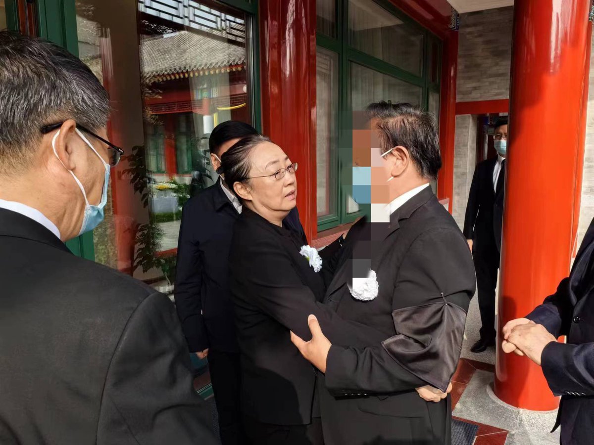 uyunistar's tweet photo. ［中央要求：李克强遗体需立刻火化］
［夫人程虹：对外露面一夜苍老憔悴］
李克强10月25日被党中央特别批准，可以离开北京。到上海“休息”。才到上海一天，26号下午或晚上忽然逝世。抢救工作到27日凌晨0点10分。

避开最近的好医院，绕远来到三流曙光中医院。

27日在曙光医院出现有组织性的、有序的一条龙礼宾服务，摄像、装饰车，都是统一指挥部署。安排有序。

党中央要求立刻火花李克强遗体。

李克强生前好友、党员、亲人，要求延迟火化，进行法医检查、事件调查。

要求对接近李克强的警卫、保健医生、救护人员、厨师、宾馆领导、服务员、司机、接待干部、全部集中，控制，逐一谈话调查。

立即解刨李克强遗体，做出分析判断。

为能得到中央同意，还附加防止人民群众太激动，特意不举办大型活动。

中央正在研究，到底是否立刻火化李克强遗体吗？火化了就定论了，一了百了了。各位你们同意立刻火化李克强遗体吗？