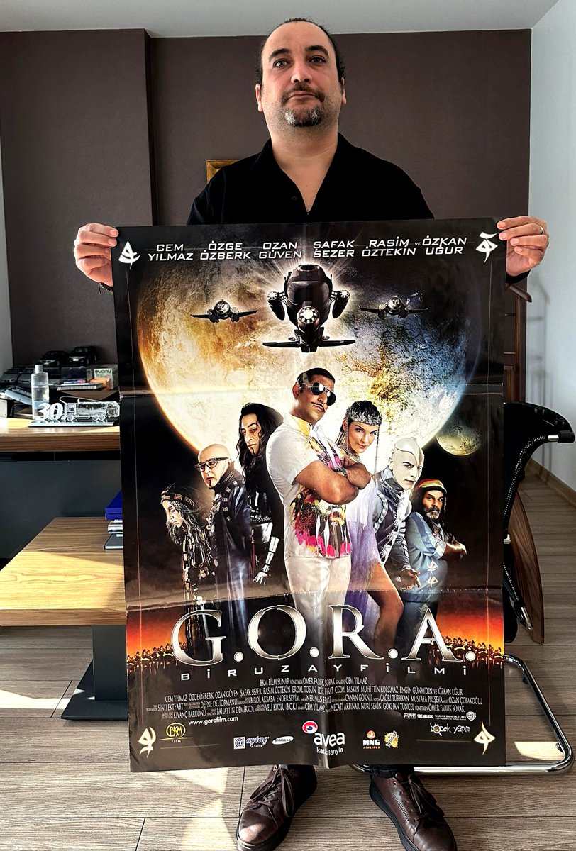 G.O.R.A. (2004) Neredeyse 20 yıl olmuş. (Aslında 2002'de bitiyor çekimler. Gösterime giriş tarihi biraz sarkıyor) Orijinal afişi de öyle pek denk gelmez ha :))) 'BİR UZAY FİLMİ'