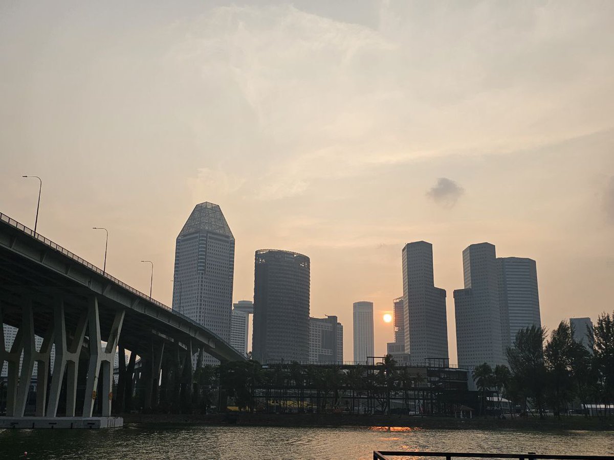 lustingromeo's tweet image. 沒人不羨慕的關係 
只是沒結局的續集
為什麼太熟悉 
反而變成距離