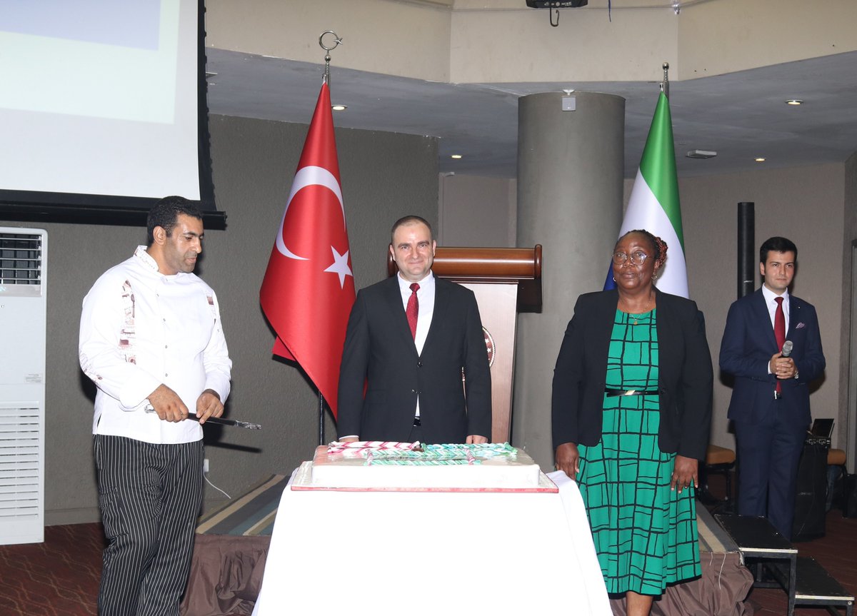 TC_FreetownBE's tweet photo. Cumhuriyetimizin 💯 yıldönümünü, Sierra Leoneli Bakan Yardımcıları, üst düzey yetkililer, kordiplomatik/korkonsüler mensupları, kıymetli vatandaşlarımız ve Sierra Leoneli dostlarımızın katılımıyla gurur ve sevinçle kutladık.🇹🇷🇸🇱
Cumhuriyet Bayramımız Kutlu olsun! 
#TürkiyeYüzyılı https://t.co/dhyxwFJD9f