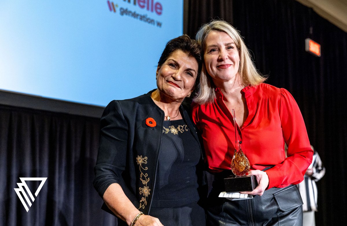 En direct de l'événement #PFM et #Inspirationnelle, la coprésidente d’honneur Geneviève Cloutier remet le prix Réalisation à Gina Cody