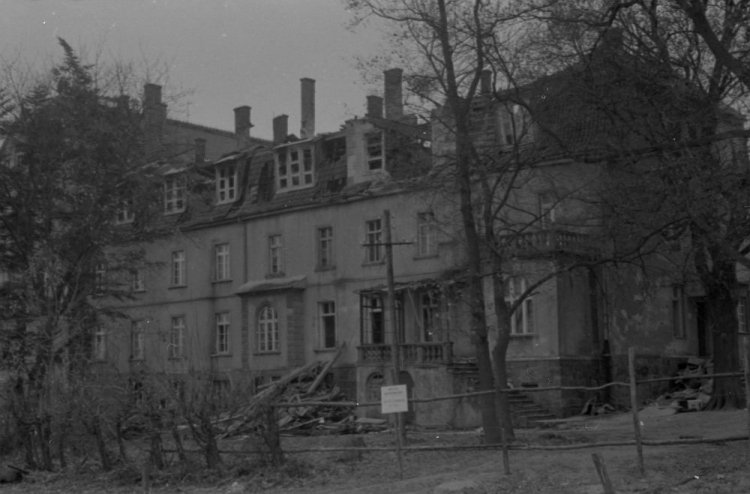 "Stanął w ogniu nasz wielki dom
Dym w korytarzach kręci sznury
Jest głęboka, naprawdę czarna noc
Z piwnic płonące uciekają szczury"

43 l. temu, w noc Wszystkich Świętych, w pożarze szpitala psychiatrycznego spłonęło 55 ludzi. 

Bard Solidarności napisze potem o tym pieśń. ⬇️

1/