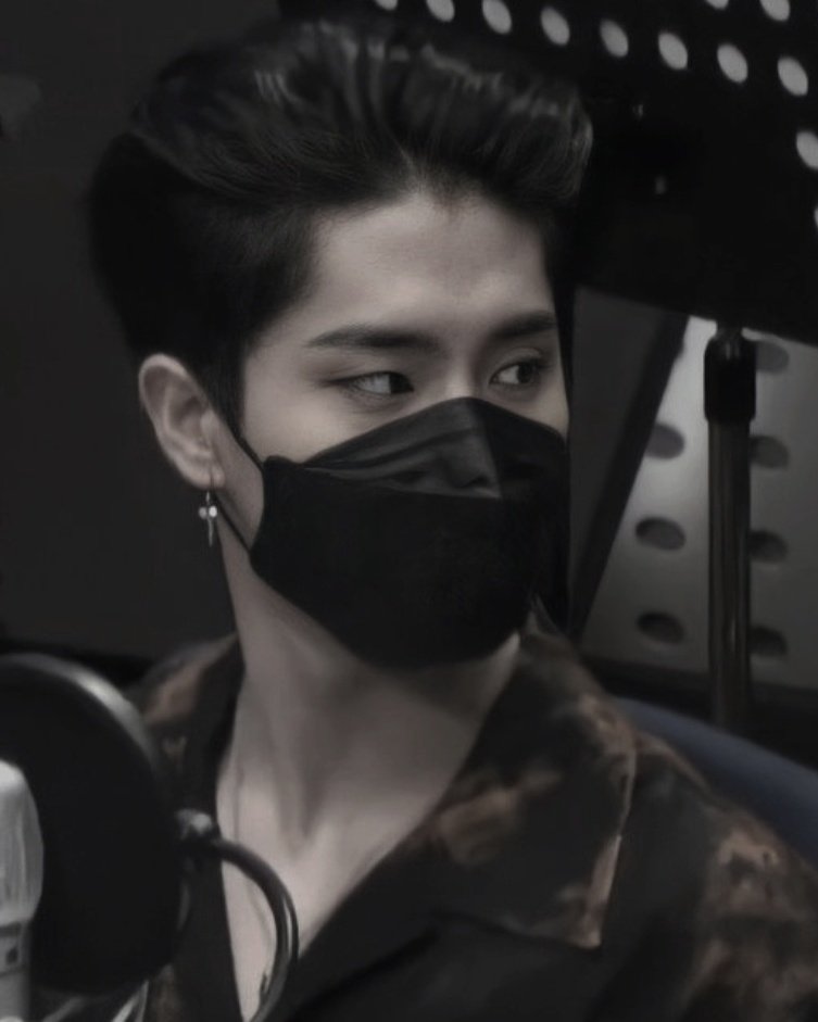 #minsung 🔞 ау, где минхо проиграл спор. а всего-то нужно было успеть до праздников подкатить к парню, в которого он был влюблен. минхо влип. по полной. он не смог набраться смелости. но вечеринка и интересный костюм на хэллоуин ему очень помогут.