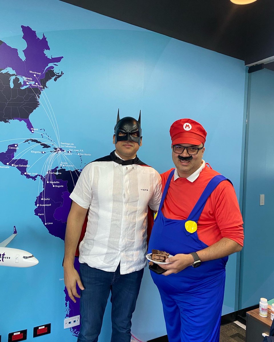 Vicmpacheco's tweet photo. #Vicman está vigilando el espíritu de #Halloween está en Arajet!🎃🙌🏻 https://t.co/wGzNmEdznk