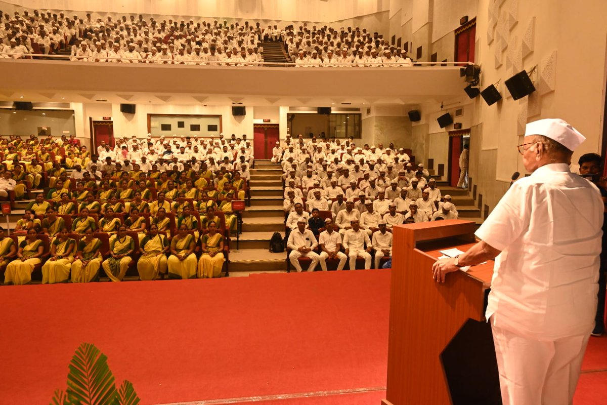 PawarSpeaks's tweet photo. आज मुंबईतील यशवंतराव चव्हाण सेंटर येथे वसई विरार मधील वारकऱ्यांच्या समस्या सोडविण्यासाठी संवाद सभा आयोजित करण्यात आली होती. यावेळी उपस्थित सर्व सर्वेश्वर वारकरी मंडळाचा समुदाय व इतर पदाधिकारी यांना मार्गदर्शन केले. 

आजच्या या छोट्याशा कार्यक्रमाला एक वेगळी दृष्टी आहे. तुमच्या गावाचा जो इतिहास आहे तो मोठा गमतीचा इतिहास आहे. एकेकाळी चिखल डोंगरी या गावाच्या बाजूला दगड-धोंडे, चिखल यातून जाण्यासाठी पायवाट असे, तसे हे निसर्गरम्य गाव. ठाणे जिल्ह्यातील जुन्या भागातले हे गाव. ठाणे जिल्ह्यातला जुना भाग आहे तो आहेच परंतु, पालघर हा नवीन जिल्हा झाला. सर्वेश्वर वारकरी मंडळ ही संस्था तशी जुन्या पालघर मध्ये राहिलेली आहे. हे गाव तसे बाजूलाच, लोकांचा संबंध हा इतर जगाशी तसा नव्हताच पण, एका चमत्काराशी त्यांचा संबंध आला आणि ती चमत्कारिक गोष्ट म्हणजे व्यसन आणि तेही दारूचे, त्या व्यसनात गावातला बराच मोठा वर्ग विशेषतः तरुण वर्ग हा सहभागी होतो याची चिंता गावातल्या वडीलधाऱ्यांना सतत होत असायची. गावातले एक भाग्य असे या सगळ्या संकटातून दूर जाण्यासाठी एका धीट पुरुषाची आवश्यकता ही होती आणि तो धीट पुरुष श्रीराम दादांच्या रुपाने मिळाला. 

श्रीराम रांजणे यांनी तुम्हा सर्वांना संघटित केले सद्विचार तुमच्या मनात रुजवले, व्यसनापासून दूर होण्याची भूमिका किती गरजेची आहे याचे महत्त्व सतत मांडले. आणि हळूहळू हा दादांचा विचार तुम्हा लोकांना पटायला लागला आणि शेवटी तुम्ही हा निर्णय घेतला की, या व्यसनापासून आपण कायमचे बाजूला व्हायचे आणि दुसरे एक व्यसन लागले ते म्हणजे, तुम्हाला जीवनामध्ये सन्मानाने जगण्यात, योग्य संदेश देण्याचे हे असे काही व्यसन होते. महाराष्ट्रात पंढरपूर हे असे ठिकाण आहे की, जेथे उन्हा-तान्हाचा काहीही विचार न करता माणूस पांडुरंगाच्या दर्शनासाठी जातो, वारीने पंढरीला जातो, पायी प्रवास करतो, पांडुरंगाचे, विठ्ठल रुक्मिणीचे दर्शन घेतो आणि एक प्रकारचा आत्मविश्वास बाळगून मोठ्या संख्येने उपस्थित राहतो आणि त्यामुळे पंढरीच्या वारीचे महत्त्व तुम्हा लोकांना वाटते. 

पंढरीला पांडुरंगाचे दर्शन व्हावे. आषाढी एकादशी नंतर कार्तिकी येते, अनेक ठिकाणांहून लोक त्या ठिकाणी येत असतात आणि तिथे लोक आल्यानंतर दर्शन घेतात परत जातात. मी स्वतः अनेक वेळा महाराष्ट्रात आणि दिल्लीत निवडून गेलो तो माझा निवडणूकीचा परिसर हा पंढरपूरच्या आसपासच आहे. अनेक वेळा असे पाहिले की, लोक पांडुरंगाच्या दर्शनाला जातात पण त्याआधी चंद्रभागेत स्नान करतात आणि चंद्रभागेत स्नान करून दर्शन घेऊन आनंदाने सर्व परत येतात. आणि याच चंद्रभागेच्या परिसरात आम्ही मोठे धरण बांधले आणि त्या धरणाचे नाव उजनी. 

उजनी धरणाचे उद्घाटन करण्यासाठी आज ज्या संस्थेमध्ये तुम्ही आहात आणि ज्यांच्या नावाने ही संस्था काढलेली आहे ते महाराष्ट्राचे पहिले मुख्यमंत्री यशवंतराव चव्हाण यांच्या हस्ते त्या उजनी धरणाच्या उद्घाटनाच्या कार्यक्रमात चव्हाण साहेबांनी आपल्या भाषणात सांगितले होते की, हे “पांडुरंगा तुझी ही चंद्रभागा आम्ही इथे अडवली तिथे धरण बांधले आणि त्या धरण्याचे पाणी आजूबाजूच्या शिवारात जाणार आणि तेथे उत्तम प्रकारे वेगवेगळ्या पद्धतीचे पीकं घेतले जाणार. तो आमचा शेतकरी शेतामध्ये राबणार त्याला पांडुरंगाचे दर्शन हे त्याच्या शेतातल्या पिकातच मिळत असते. त्यामुळे हे पांडुरंगा तुझी चंद्रभागा जरी आम्ही अडवली तरी आमच्या शेतातल्या पिकातून तुझे दर्शन आम्हाला होते” असा उल्लेख त्यांनी आपल्या भाषणात केला होता. 

आज हजारो लोक पांडुरंगाच्या दर्शनासाठी जात असतात. जेव्हा श्रीराम दादांनी ठरवलं तुम्हाला सर्वांना पांडुरंगाचे दर्शन द्यायचे, सुरुवातीला ५ ,पाचचे झाले ५०, पन्नासचे झाले ५०० आणि वर्षानुवर्षं ही मंडळी श्रद्धेने उन्हा-तान्हाचा, दगड-धोंड्यांचा विचार न करता सामुदायिक रित्या पांडुरंगाचे दर्शन घेतात. ज्या गावात एकेकाळी व्यसन होते त्या गावातले व्यसन आज गेले. त्या गावातल्या वारकऱ्यांच्या समोर पांडुरंग आणि रुक्माई यांचा आदर्श उभा राहिला. चंद्रभागेच्या स्नानाने त्यांच्या जीवनात बदल झाला आणि हेच चित्र आज या ठिकाणी दिसत आहे. आणि या चित्रात अनेक लोक, अनेक संस्था, अनेक मंडळ महाराष्ट्राच्या कानाकोपऱ्यातून सक्रिय झाली आणि यात सर्वेश्वर मंडळाचे नाव प्रकर्षाने घ्यावे कारण तुमचे योगदान हे अतिशय शोभनीय होते त्याबद्दल तुमचे कौतुकच. त्या वास्तूचे जतन दादांच्या मार्गदर्शनाने आशीर्वादाने तुम्ही वर्षानुवर्षं केले परंतु, कधीतरी दुधामध्ये देखील विषाचा खडा टाकला जातो आणि त्यामुळे अमृता सारखे असलेले दूध हे नासले जाते. तुम्ही सर्वजण जात असलेल्या पंढरीच्या वारीतून तुमची गैरसोय होऊ नये म्हणून निवाऱ्याच्या व्यवस्थेसाठी वास्तू बांधली. त्या संबंधीत हातभार लावण्याची तुम्ही सर्वांनी धोरणे आखली परंतु, ही छोटी मोठी जी काही वास्तू होती ती समाजाची असून सर्वेश्वर वारकरी मंडळाची आहे इथे येणाऱ्या प्रत्येक वारकऱ्याची आहे आणि तोच विचार पुढे चालू ठेवण्यासाठी हा कार्यक्रम नेहमी अखंड चालू ठेवला होता. 

माणसाचा आयुष्यात एक विशिष्ट कालखंड असतो आणि तो संपल्यानंतर ती व्यक्ती किती कर्तुत्ववान होती हे ती व्यक्ती गेल्यानंतर समजते पण, या ठिकाणी दादा गेल्यानंतर तुम्ही सर्वांनी त्यांचे विचार त्यांचे संस्कार जपून त्याप्रमाणे वागण्याचा प्रयत्न केला. पण दुर्दैवाने एक मिठाचा खडा येऊन पडला. मीच खरा वारसदार, ही जागा माझी, इतरांचा काही सन्मान नाही या प्रकारची भूमिका त्या ठिकाणी घेतली गेली आणि ही भूमिका तुम्हा सर्वांना अस्वस्थ करणारी होती. सर्वेश्वर मंडळाच्या माध्यमातून श्रीराम दादांनी जी भूमिका मांडली ती तुम्ही सर्वांनी स्वीकारलेली आहे. या संस्कारातून जे काही करायचे ते तुम्ही उभे केले पाहिजे आणि ते उभे केल्यानंतर त्या ठिकाणी कोणी घुसखोरी करत असेल तर ती घुसखोरी थांबवण्यासाठी जे काही कायद्याने करार झाले त्याला उत्तर देण्याची भूमिका घ्यावी लागेल. 

नवीन निर्माण झालेल्या प्रश्नाच्या संबंधी सोडवणुकीसाठी या कार्यक्रमाची आवश्यकता आहे. मी तुम्हाला एवढेच सांगू इच्छितो, या प्रश्न संबंधित सर्व कागदपत्रे, पूर्ण माहिती मी वाचून त्याचा अभ्यास करून आणि कोण घुसखोरी करत आहे त्यांना योग्य उत्तर कसे देता येईल ? याचा विचार करतो. दादांनी आणि इतर सर्व सहकाऱ्यांनी जी वास्तू उभी केली त्याला धक्का लागू न देता आपण आपल्या हक्कासाठी लढायचे एवढी खात्री मी तुम्हाला या ठिकाणी देतो. तुम्ही श्रद्धेने, अपेक्षांनी आणि विचारांनी या ठिकाणी आलात ही जागा म्हणजे एका थोर भारत मातेच्या सुपुत्राच्या स्मारकाची जागा आहे. यशवंतराव चव्हाण यांची ही जागा ते कायम सत्भावनेने सद्विचाराने पुढे गेलेत आणि त्याप्रमाणेच तुम्ही देखील चालत असतात आणि त्यामुळे आम्ही सर्व तुमच्या बरोबर आहोत.
