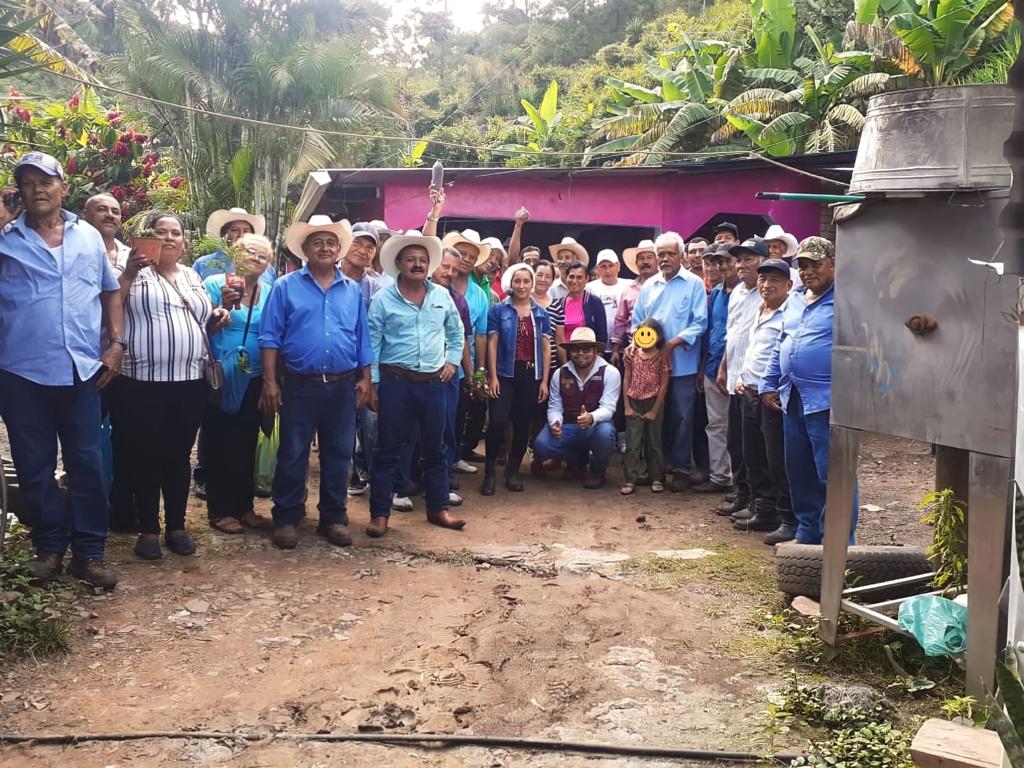 📸Beneficiarias y beneficiarios de #SembrandoVidaHonduras🌱de dos aldeas del Distrito Central, realizan intercambio de experiencias y conocimientos  adquiridos en el proyecto, les ayuda a conocer de diferentes alternativas de cultivos y diversificar sus parcelas 🇲🇽🫱🏻‍🫲🏼🇭🇳