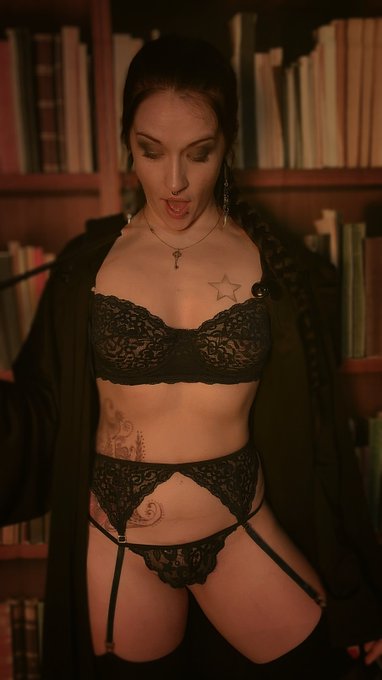 Hope your day is full of Tricks and Treats 🎃👻🖤  Here's the trick: https://t.co/gRGqG0rEGi