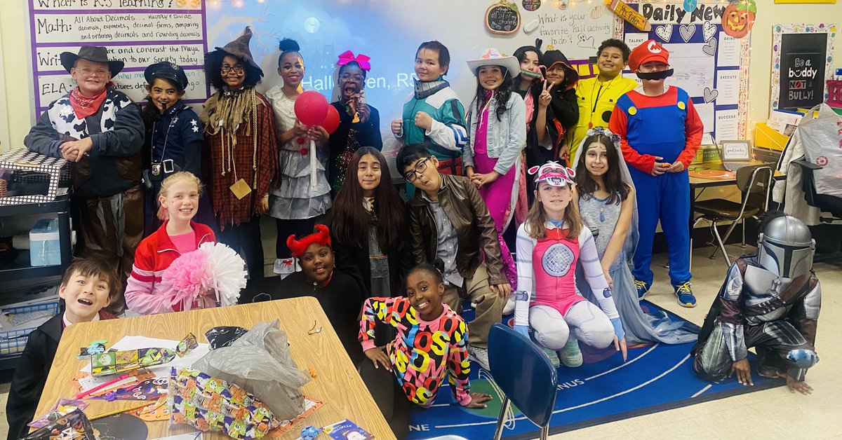 BarbRickerCov's tweet photo. Awesome Costumes!  #d123 #d123cov https://t.co/kXrlrcDXAy