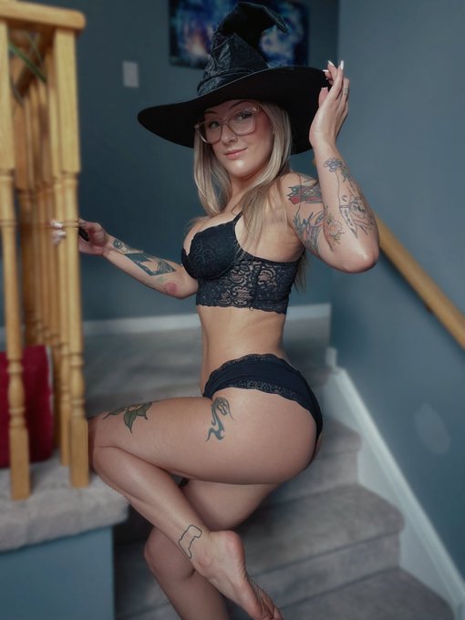 Brooms broken..  Got something for me to ride ? https://t.co/XB9neqR9D6