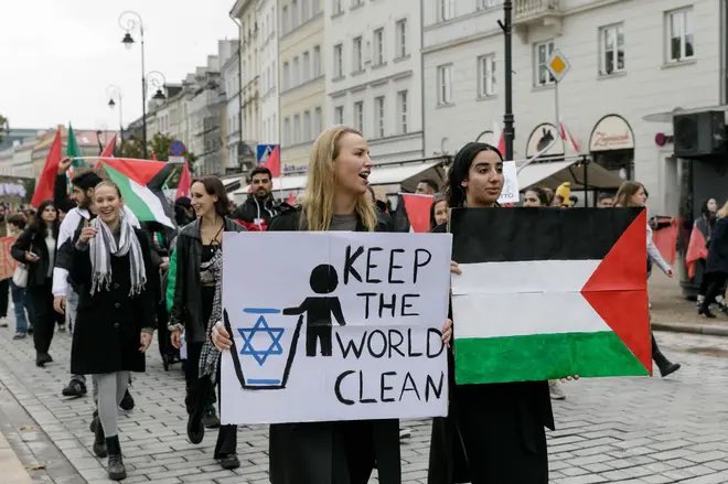 So wird‘s gemacht: Die Medizinstudentin Marie Anderson ist von der Medizinischen Universität Warschau suspendiert worden.

jewishnews.co.uk/liveblog_entry…