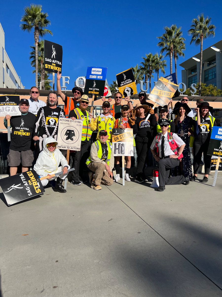 #Solidarity & the Queen of Halloween @jamieleecurtis & the rest of the gang at #FoxLotPicket.
#SagAftraStrike #SagAftraStrong #SagAftraMembers #power2performers #sagaftrachallenge #foxaroundandfindout #happyhalloween