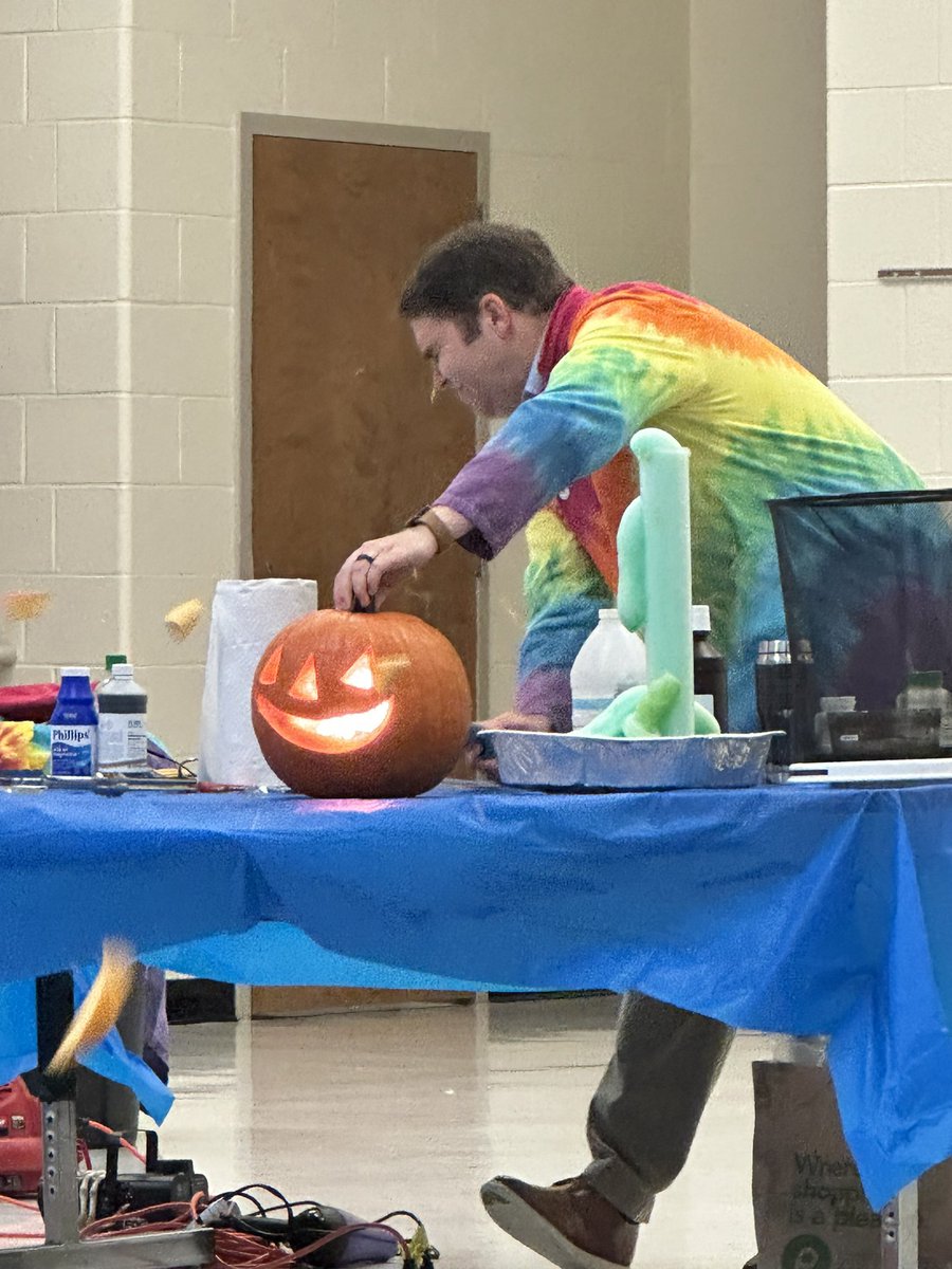DrakeGes's tweet photo. Our students thoroughly enjoyed @dwhitesciguy today!  @Glanton_Gators @CowetaSchools https://t.co/xvQsDRhcgB