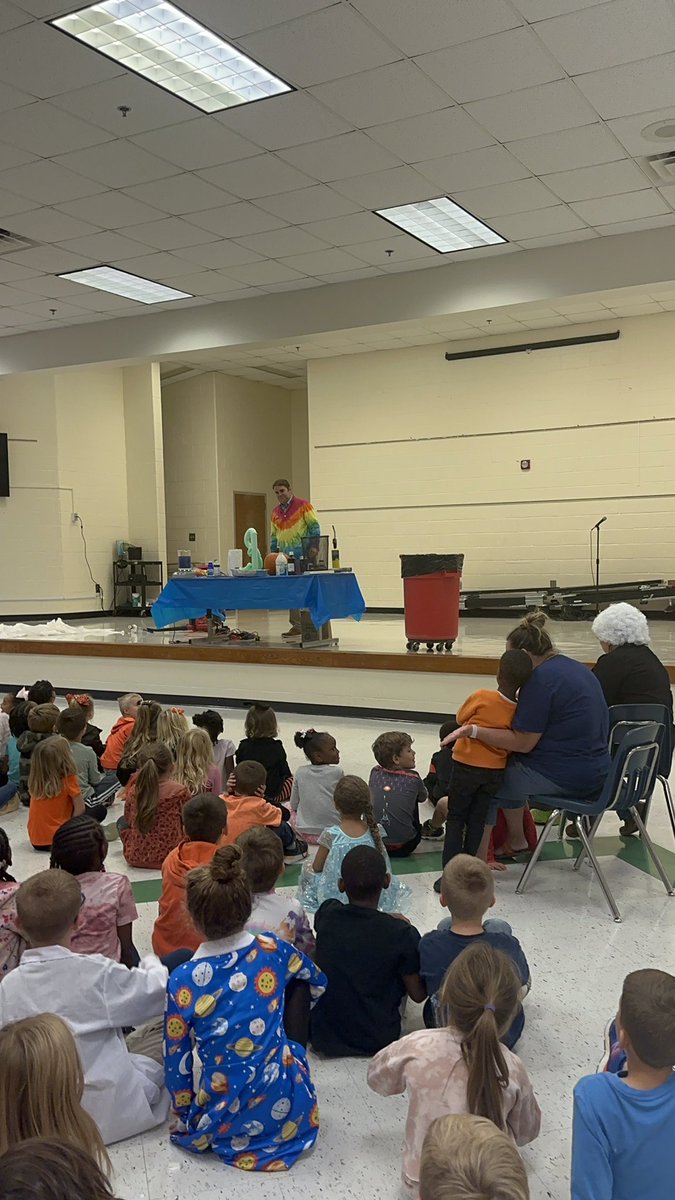 DrakeGes's tweet photo. Our students thoroughly enjoyed @dwhitesciguy today!  @Glanton_Gators @CowetaSchools https://t.co/xvQsDRhcgB
