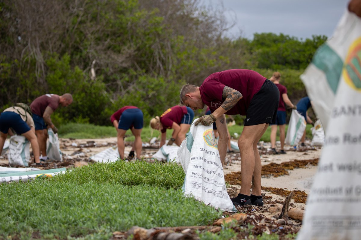 Militairen in @DefensieCarib ruimden samen met een lokale partij 1750 kilo afval op in de baai 'Boca Ascension'. Zo hielpen zij deze trieste realiteit, iets minder triest te maken. Goed bezig lui!