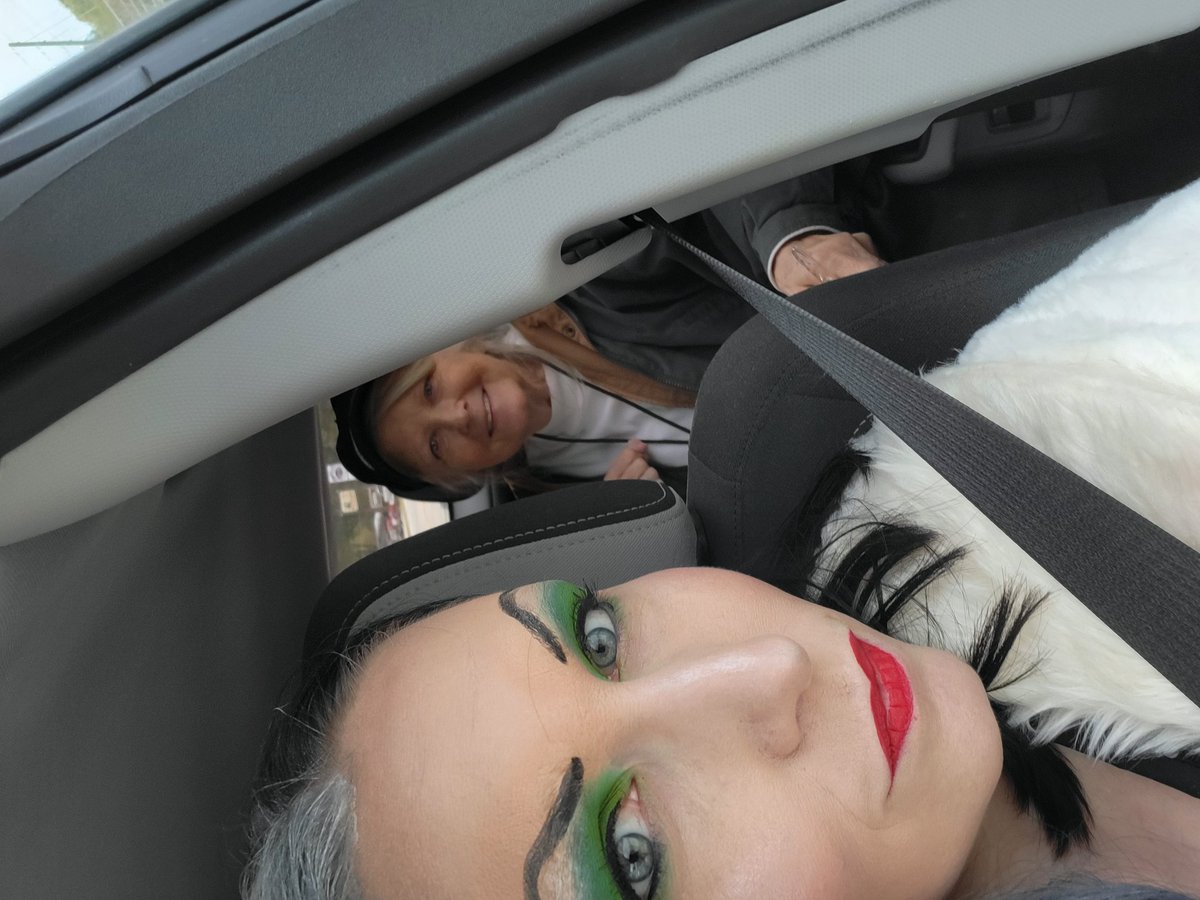TaylorBRDN's tweet photo. Surprised some kiddos at our schools today for #Halloween! https://t.co/wwzcHZd0Hc