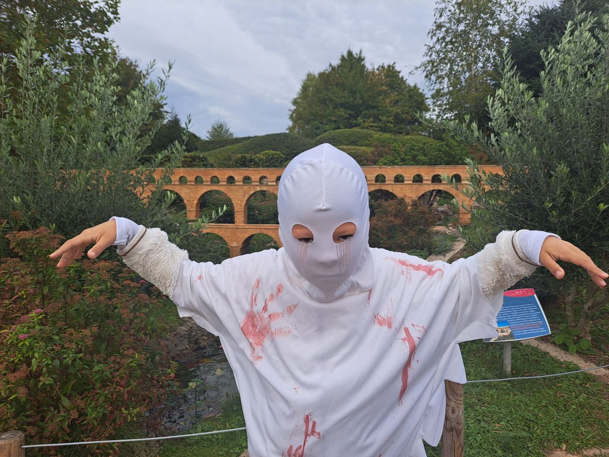 Bouh ! 
Terrible Halloween à tous 👻

#Halloween #desbonbonsouunsort