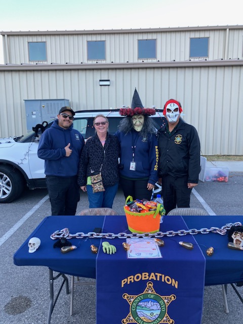 InyoChiefPO's tweet photo. We had a great time seeing all the families who were trick or treating during the annual Trunk or Treat events throughout Inyo County. Thanks to all of the organizers we had a blast. #probation #partofthecommunity #BeTheChange #ICPD https://t.co/fMP5kRrh4w