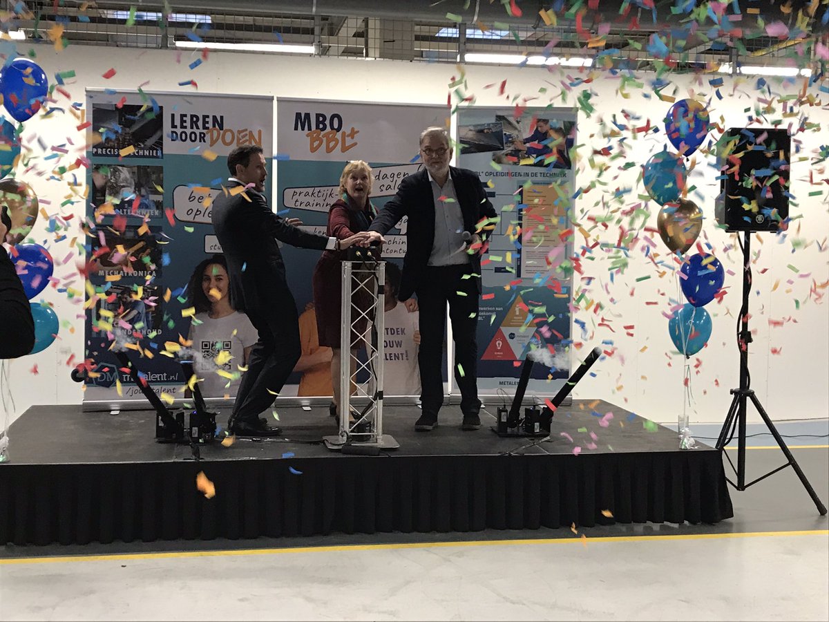 SchieDistrict's tweet photo. Samen met @RonaldKoot en @RensNagtzaam opent wethouder @Antoinettelaan het tijdelijke onderkomen van mbo-opleiding MTEC+@MetalentNL. De campus MICS breidt uit! #ShapeYourFuture #innovatie #mechatronica https://t.co/AizAyv5LZN
