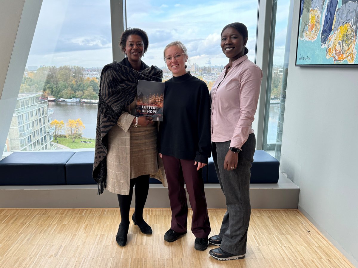 voorschoonwater's tweet photo. @waterschapagv dijkgraaf @joycesylvester ontving #LettersofHope van studenten @VUamsterdam: Het maatschappelijke resultaat van cursus 'religie & duurzame ontwikkeling'. We zijn blij met hoopvolle blik volgende generatie op toekomst van de stad met al haar water- en klimaatvragen! https://t.co/RCuVC1uPze