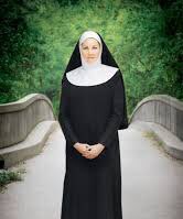 Özür dilerim farkı görememişim hahahahahaha kapalı bi rahibe ve tesettürlü müslüman bi genç. 

Aynı eşya ama temsiliyetleri farklı.Tesettür islama hak olan bir şey.Aynı kefiyenin Filistine olduğu gibi.Yani sen başörtülüsün diye rahibe bi kadından farksızsın öyle mi bu mantıkla