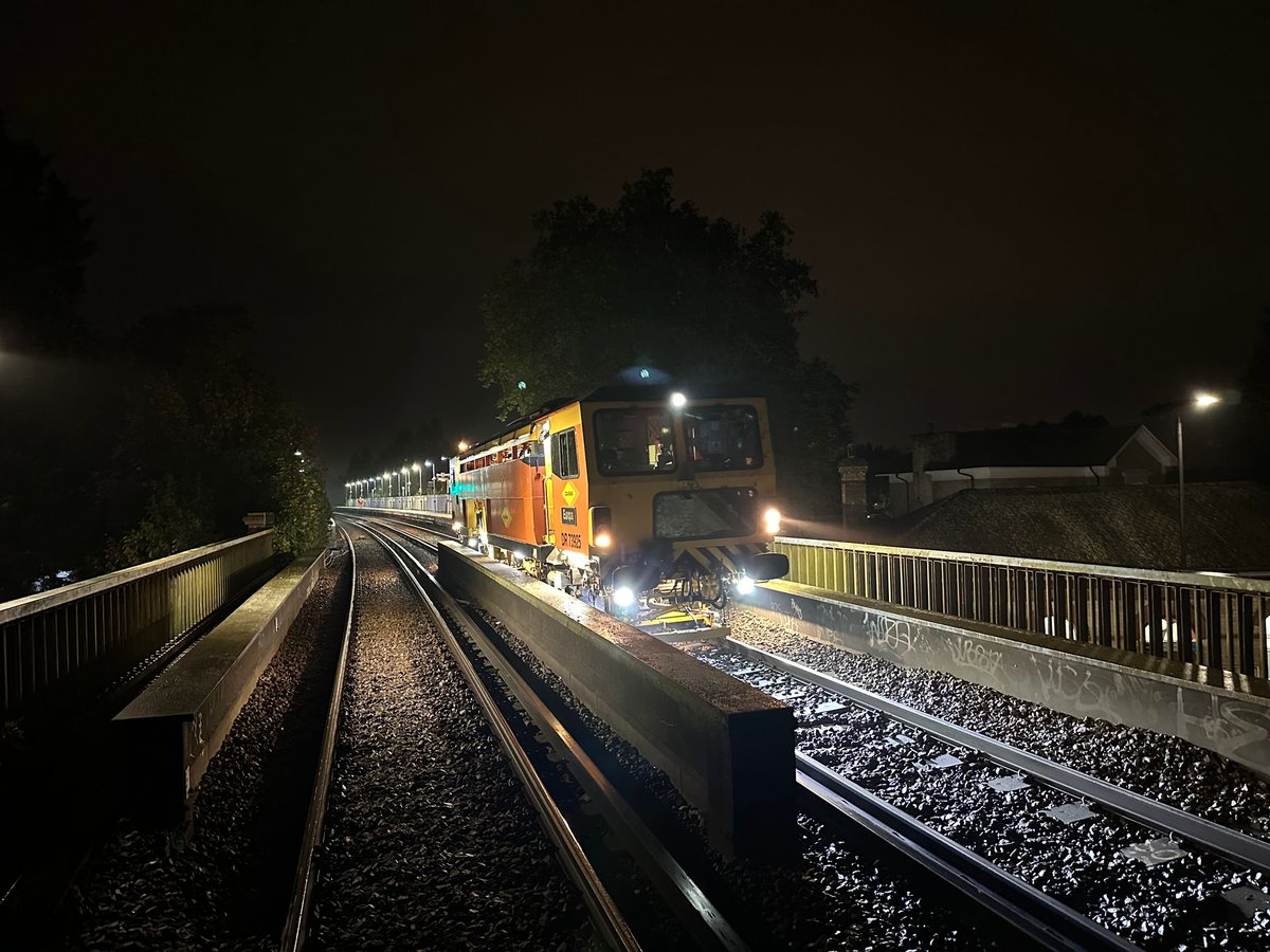 ColasRailUK's tweet photo. 🛤️ #TamperTuesday The DR73925 'Europa' was handling an overnight track maintenance shift in West #Dulwich, #London
📸: @martin466004
#ColasRailShares #Rail #TrackWorks #OnTrackPlant #TrackRenewals #RailIndustry https://t.co/TnRPBlcQ07