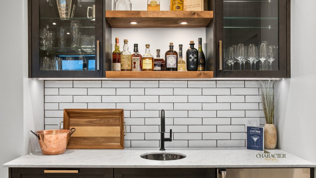 CharacterLtd's tweet photo. Expertly crafted, this custom wet bar adds style to this beautiful living room. #HomeBuilder #CustomHomes  Interior design by XYZ Design Inc, cabinets by DLUX Design &amp; Co. , flooring by Flatlanders Flooring , Interior work by Braden Interiors https://t.co/tuFVXeK1iD