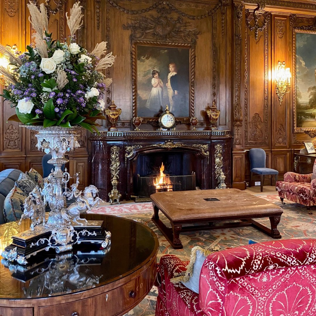 KnowsleyEstate's tweet photo. Our cosy corners are the perfect place to relax with a good book surrounded by beautiful fireplaces, grand portraits and antique furniture 🔥 #cosyvibes #englishcountryhouse #autumnvibes#getcosy #fireplacedecor #interiorinspo #periodhome https://t.co/58JKE4qGdi