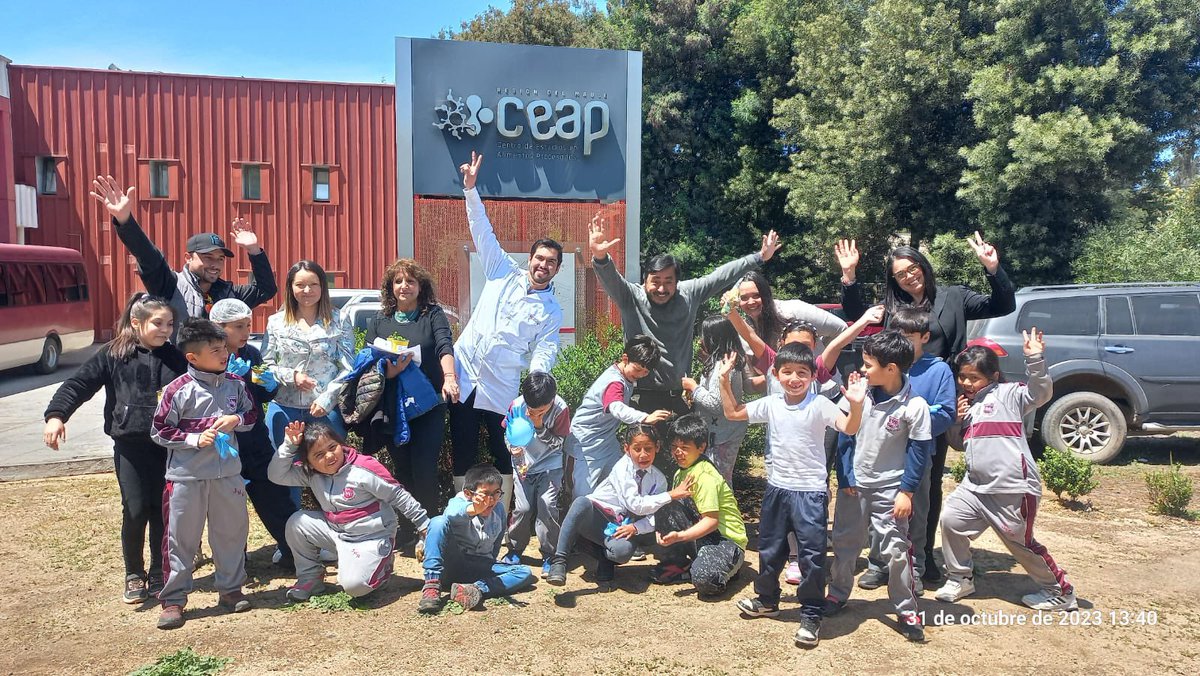 Mañana de pequeños grandes visitantes.Desde Linares llegaron al Centro  alumnos del colegio Juan Martinez de Rosa a conocernos.En particular hoy, además de conocer lo que hacemos, pudieron aprender cómo se hace un jugo de manzana en nuestra planta piloto 
Una gran  experiencia💪🏾