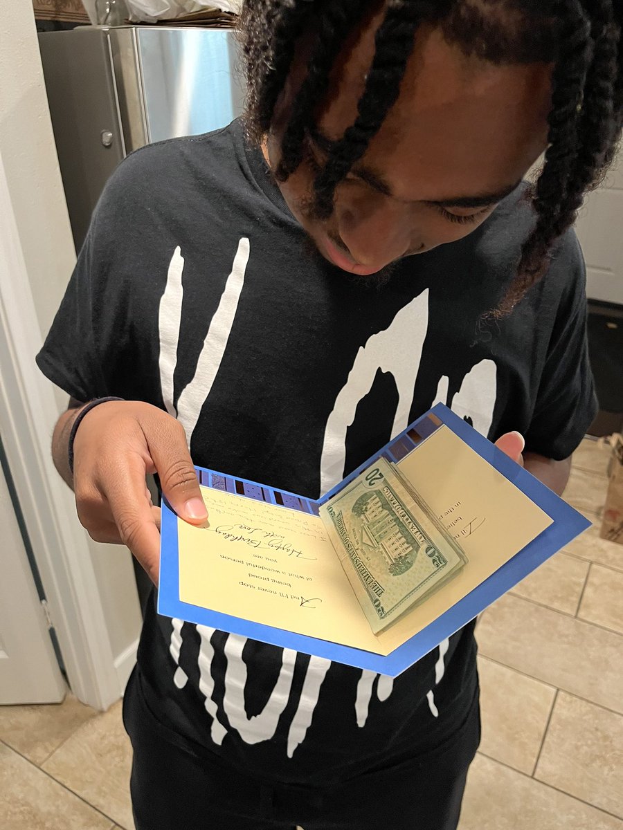 pradadtm's tweet image. me acting like i don’t see the money in my birthday card