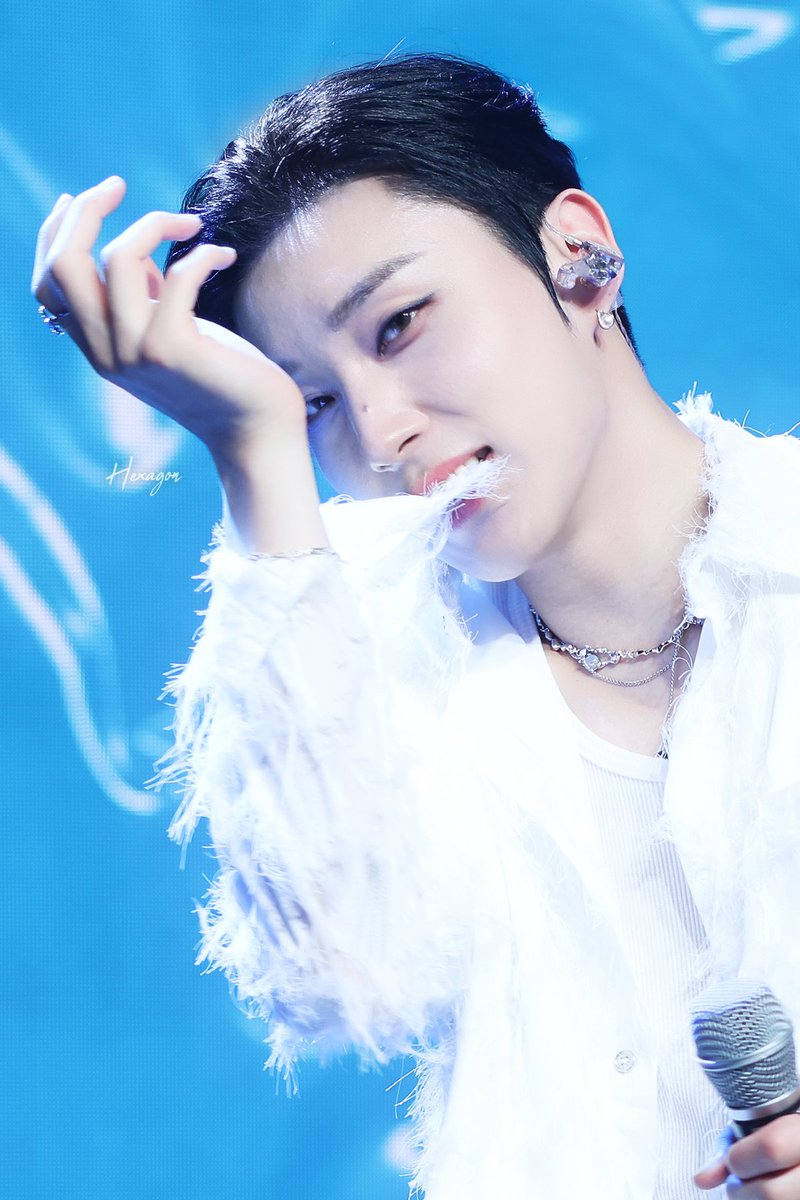 hexagon_mju's tweet photo. 231030 문종업 쇼케이스

왕자님 어서 오세요

#문종업 #MoonJongup 
#XOX #문종업_SOME 
#팀24시 #BAP #비에이피
@jongup_official https://t.co/Gc0wFjO2HI