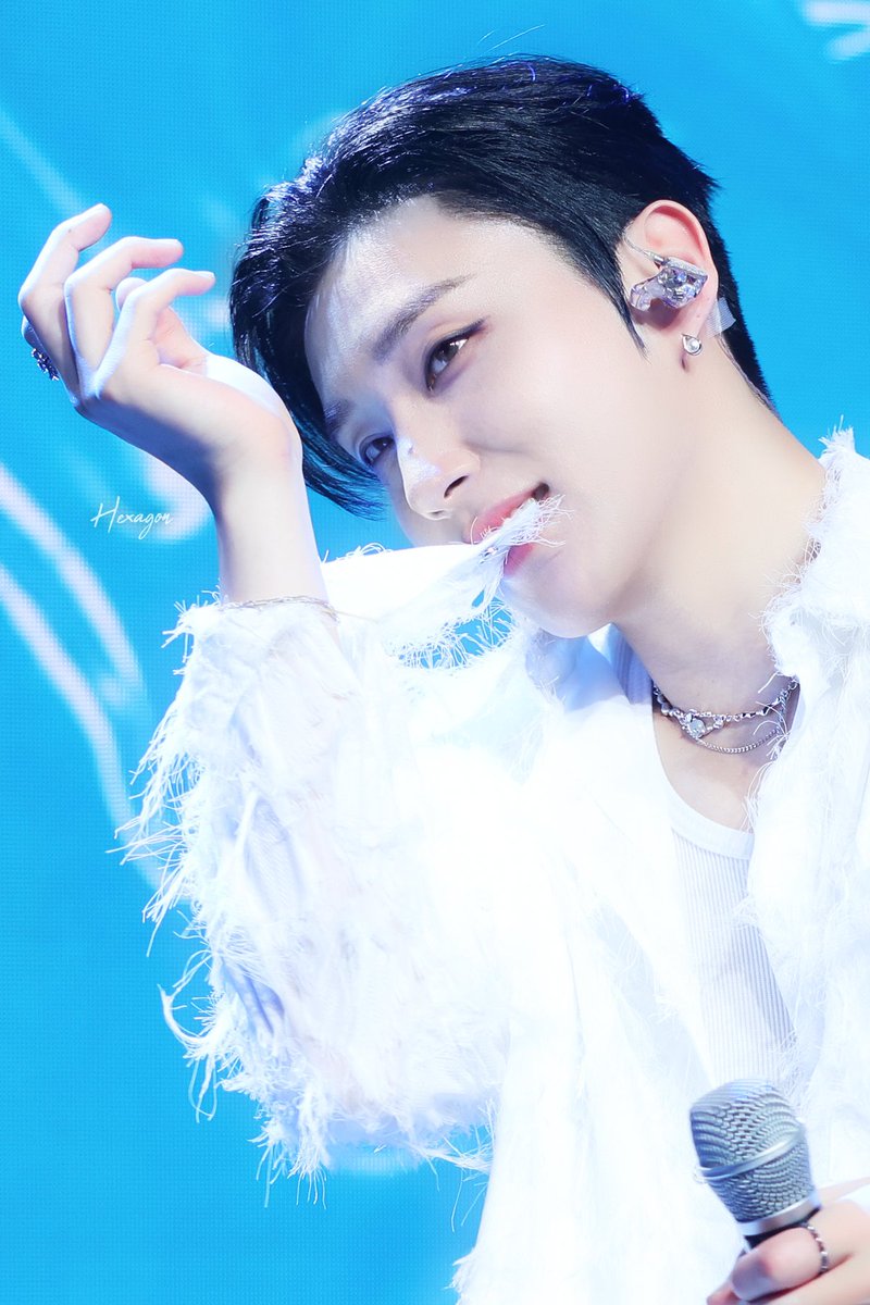 hexagon_mju's tweet photo. 231030 문종업 쇼케이스

왕자님 어서 오세요

#문종업 #MoonJongup 
#XOX #문종업_SOME 
#팀24시 #BAP #비에이피
@jongup_official https://t.co/Gc0wFjO2HI