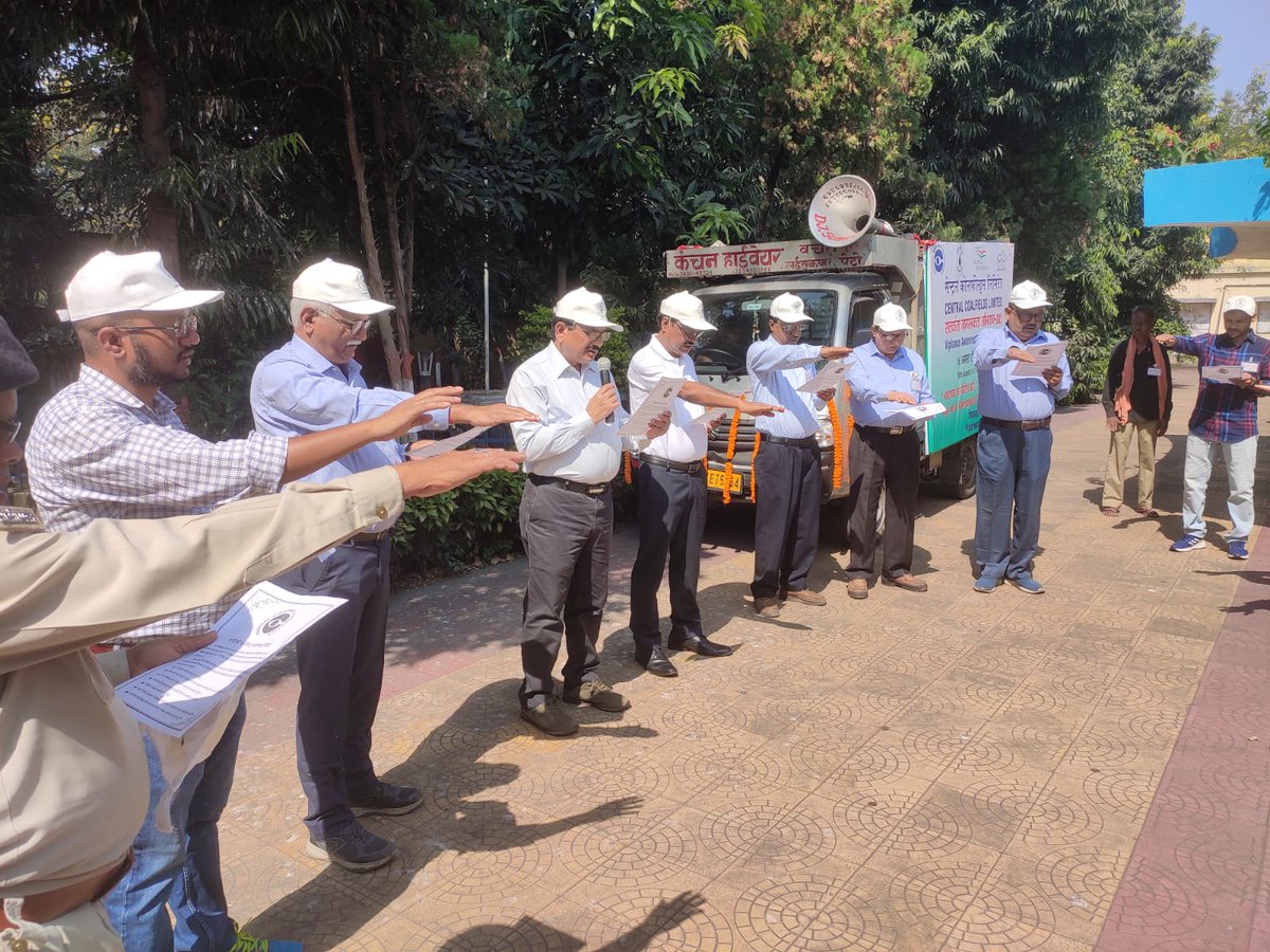 GMPiparwarCCL's tweet photo. Integrity pledge was taken at GM Office, Piparwar Area on the occasion of Vigilance Awareness Week-2023 in presence of Sri C.B. Sahay, GM(Piparwar); Sri Bimal Kumar, Chief Manager(Min)/Vig.; all HoD's; Executives and Staff. Vigilance Rath was flagged off by GM, Piparwar. https://t.co/L6MV5dsxj7