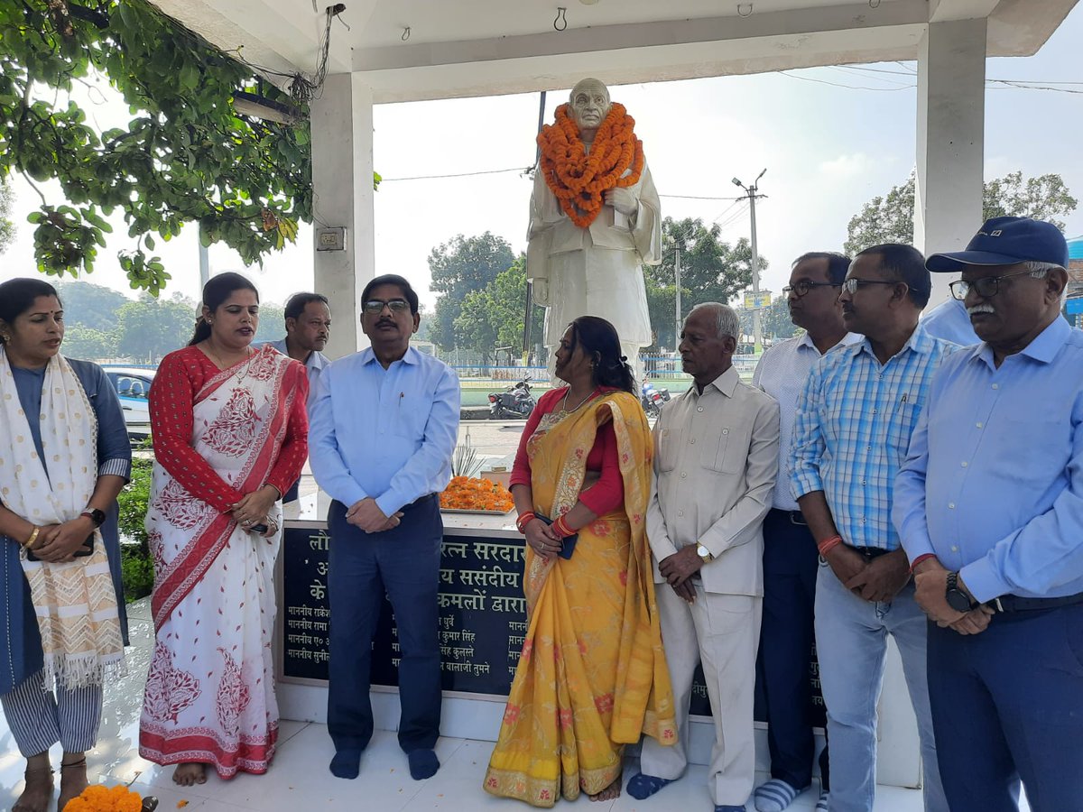 GMPiparwarCCL's tweet photo. Sardar Vallabhbhai Patel Jayanti was observed at Piparwar Area in presence of Sri C.B. Sahay, GM, Piparwar; all HoD's, Executives, Staff, ACC members, Mukhiya's and villagers. Unity pledge was taken and a human chain was formed in this occasion at Bachra 04No., Piparwar Area. https://t.co/AgAK4vaK20