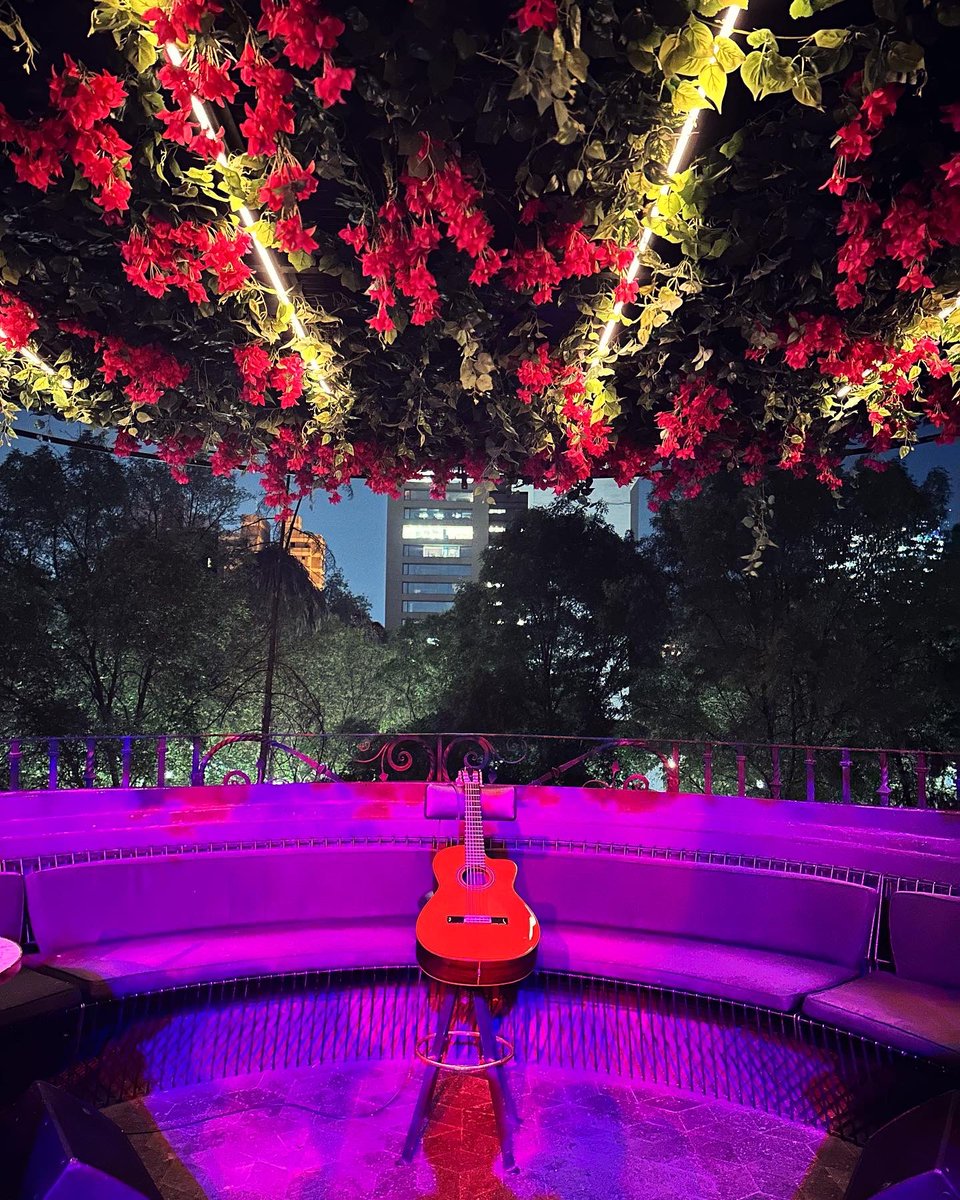 Muy contento con el estreno de GuitarWine anoche en Ciudad de México. Gran acogida y fantástica organización.
Muy agradecido por hacerlo posible a:
<a href="/Dip_Va/">Diputación de Valladolid</a> <a href="/alimentosVALL/">Alimentos de Valladolid</a> 
<a href="/Bodegas_Protos/">Bodegas Protos</a> 
#lamilladeorodelvino
#blancocastelar 
#ciudademexico