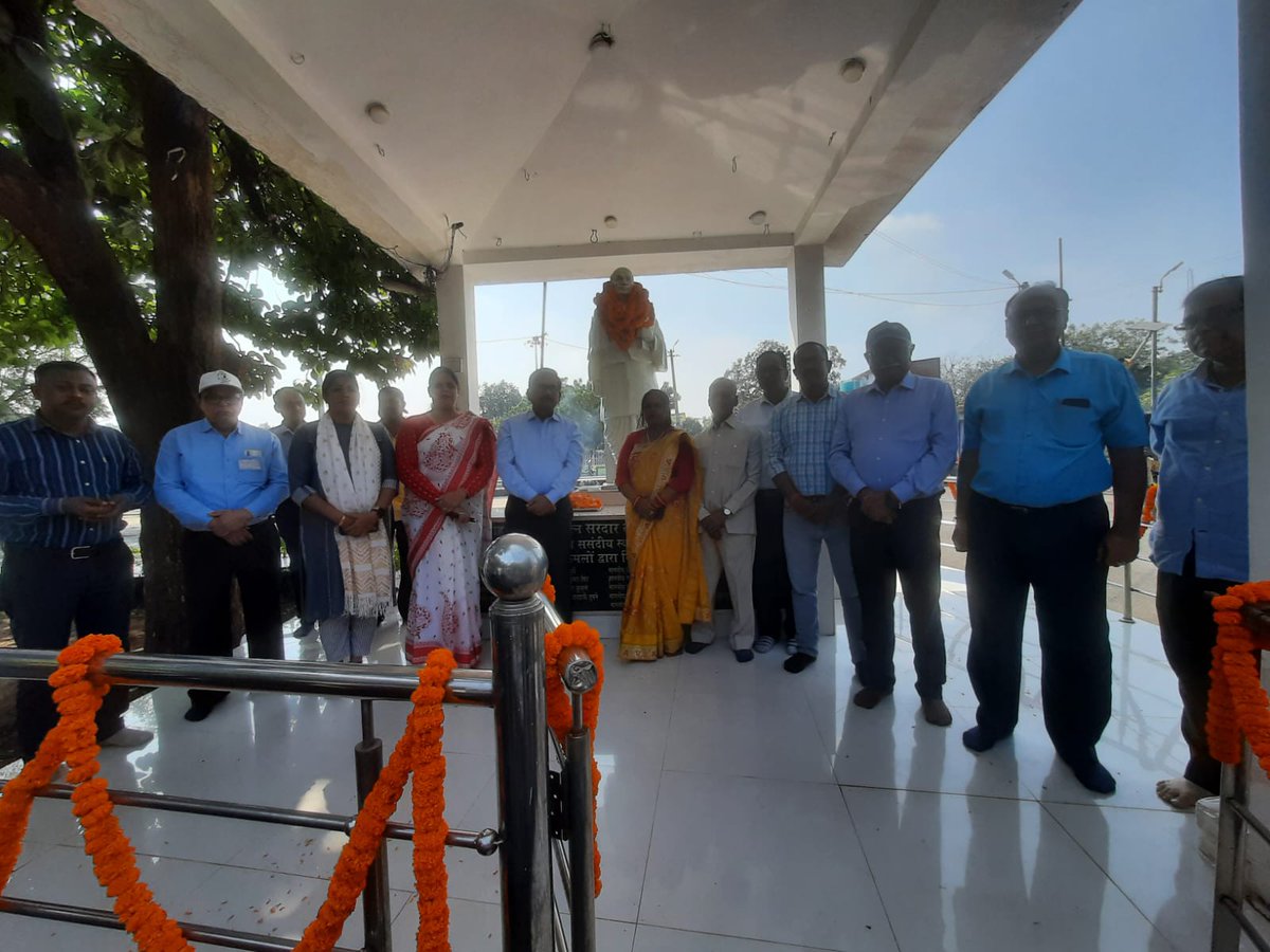 GMPiparwarCCL's tweet photo. Sardar Vallabhbhai Patel Jayanti was observed at Piparwar Area in presence of Sri C.B. Sahay, GM, Piparwar; all HoD's, Executives, Staff, ACC members, Mukhiya's and villagers. Unity pledge was taken and a human chain was formed in this occasion at Bachra 04No., Piparwar Area. https://t.co/AgAK4vaK20