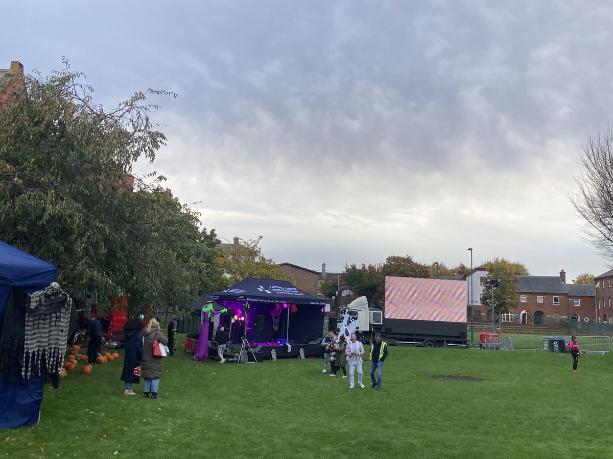 ivanabacik's tweet image. Getting #Halloween off to a great start tonight with the wonderful ⁦@eddiemcguinness⁩ at the #CabbagePatch cauldron event - lots of scary costumes about! ⁦@DubCityCouncil⁩