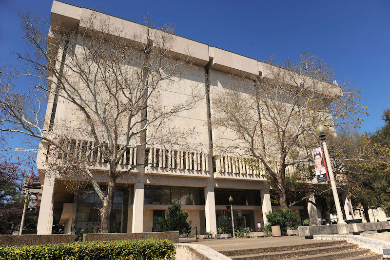 We’re pleased to announce the LRB @RansomCenter Fellowship for 2024/5. A 1-3 month funded opportunity to consult the Harry Ransom Center’s archive of LRB editorial files and year-by-year correspondence. Applications by 15 January. Details here: hrc.utexas.edu/fellowships/lr…