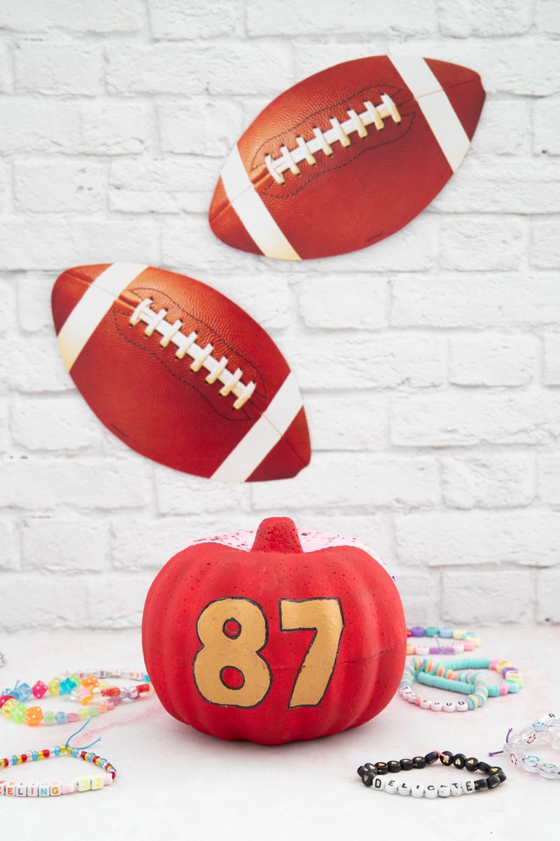 Happy Halloween to all the #Swifties! If you're looking for a last minute Halloween craft, check out this super easy &amp; cute <a href="/TaylorSwift/">TaylorSwift</a> <a href="/tkelce/">Travis Kelce</a> pumpkin! #taylorswift  #lover  >funmoneymom.com/taylor-swift-p…