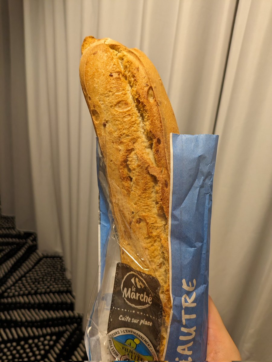 kamone1006's tweet image. I eat French bread in France.