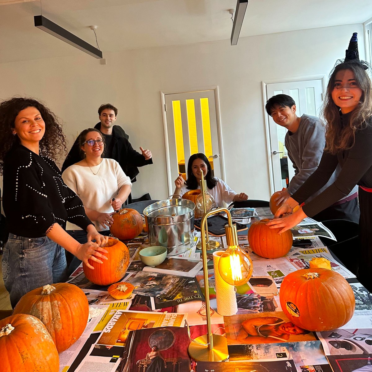 InDigitalMedia's tweet photo. 🧠🎃 October wrap up 🎃
Earlier in the month, to honour #worldmentalhealthday we took some time out of the working day to chat, eat &amp; relax and prioritise our mental health🫶

Then came the Halloween festivities, pumpkin carving accompanied by some homemade pumpkin pie.. 👻 https://t.co/MRWkB9nfTj