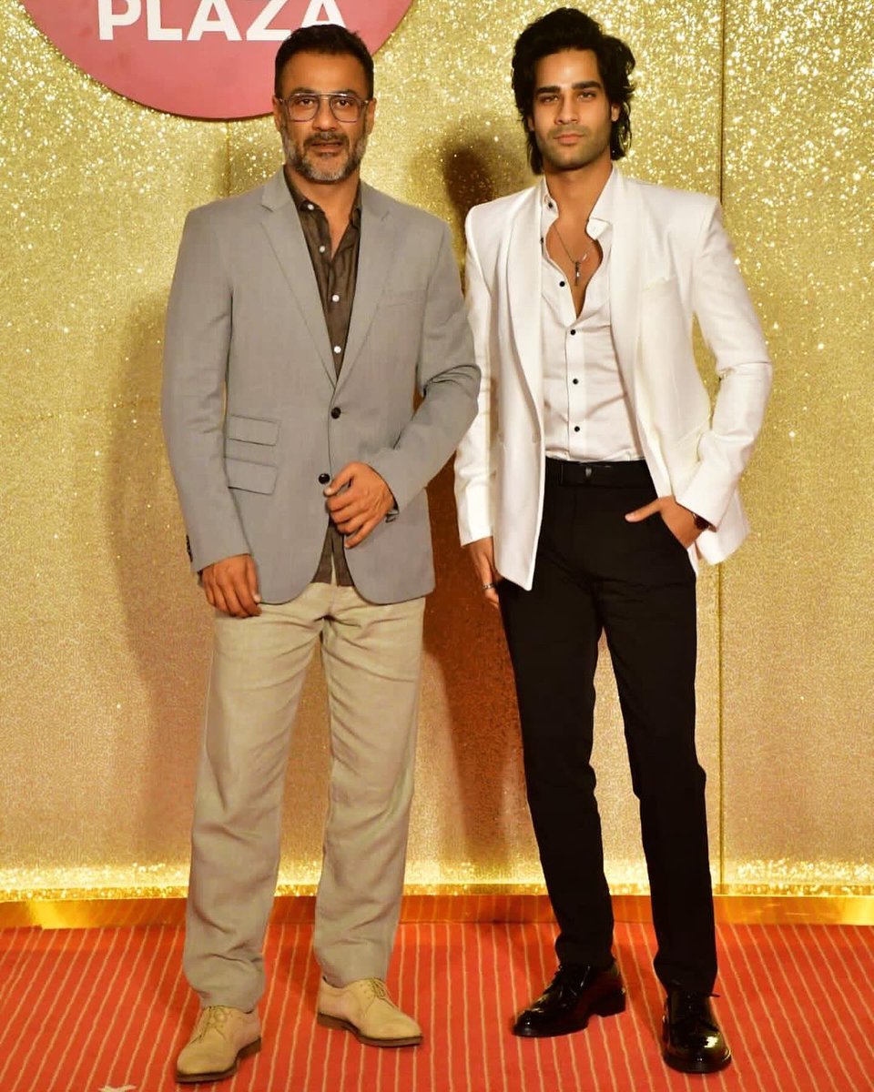 AamanDevganFC's tweet photo. Red hot on the red carpet 🥵

#AamanDevgan with Director #AbhishekKapoor at the Jio World Plaza Launch 📸

#AamanDevgan #AbhishekKapoor #JioWorldPlaza #MumbaiAtThePlaza https://t.co/eesxatDjSz