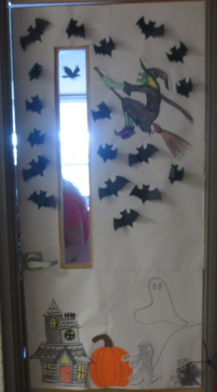 SGRG_Hawks's tweet photo. Halloween festivities @SGRG_Hawks! A great time at our parade this morning, then door and pumpkin decorating contests, followed by the carnival! What a day! Thank you to Mrs. Holland's grade 7/8 class for leading the fun! #BeGreat https://t.co/tVRzS8Cas3