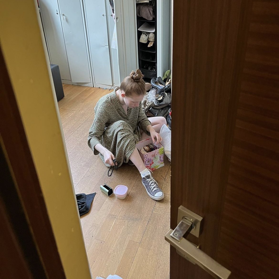 the art                     the artist 

соня сказала, что так я выгляжу экстравагантней.