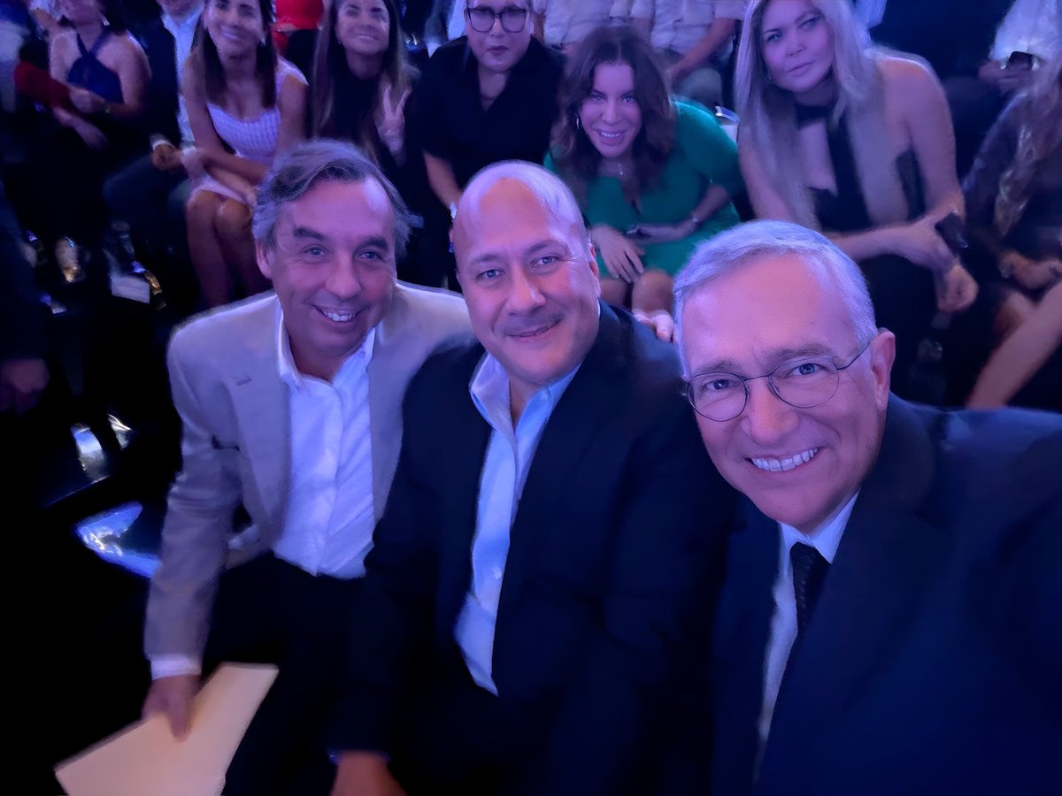 RicardoBSalinas's tweet photo. Pues mientras son peras o son manzanas, les mandamos saluditos @eazcarraga, @EnriqueAlfaroR y yo… desde la cámara de comercio de Guadalajara, Jalisco Alguien tiene que trabajar para sacar adelante al país, ya vimos cómo nos va con puras promesas.

Saluditos y la 🧀. https://t.co/6Lq75iwPGU