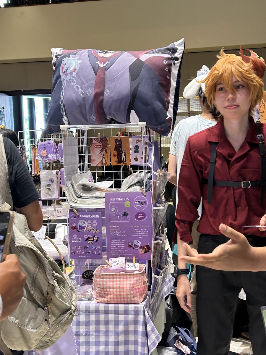MariTempel's tweet photo. OTSUKARE Cre:HA Project Arc II 🫶🏻
More pictures &amp; reels coming soon on Instagram!

Childe be like "Trust me, these goods are totally legal" 🧍🏻😏

Childe CN @marisalim96
Wanderer CN @chisupasta 
Danheng CN pinkkura_cos on Ig

#GenshinImpact #MariTempel #tartaglia #danheng #bali https://t.co/qOqWMNZCiv