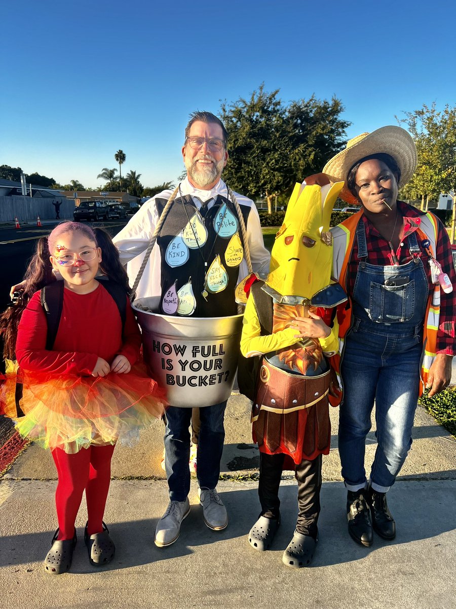 MrLewisSD's tweet photo. Alcott Costume parade-my Bucket is full day π@sdschools @FabiBagulaPhD @SDUSDFamilies #howfullisyourbucket @EboneeNWeathers @sdschools https://t.co/F1yLTeM9MF