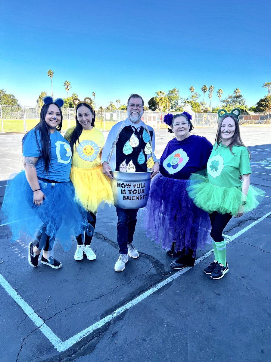 MrLewisSD's tweet photo. Alcott Costume parade-my Bucket is full day π@sdschools @FabiBagulaPhD @SDUSDFamilies #howfullisyourbucket @EboneeNWeathers @sdschools https://t.co/F1yLTeM9MF